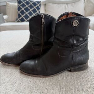 Frye Melissa Button Short w inside zip Black W size 8